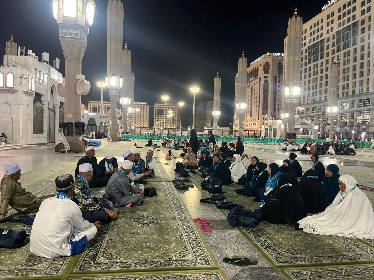 Berkumpul di Masjid Nabawi